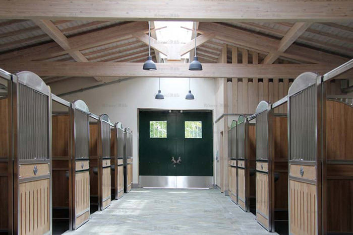 Spécialiste dans la construction en bois, l’entreprise BatirWood vous accompagne dans la construction des bâtiments équestres.