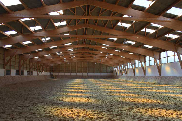 Spécialiste dans la construction en bois, l’entreprise BatirWood vous accompagne dans la construction des bâtiments équestres.